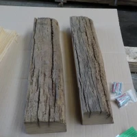 Eiche Regal aus echten Altholzbalken geschnitten