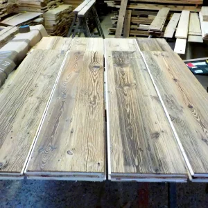 Altholzplatte mit sonnenverbrannter Oberfläche