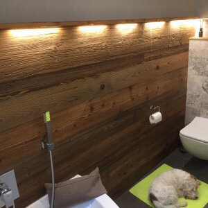 Wandverkleidung aus sonnenverbrannter Altholz Dreischichtplatte