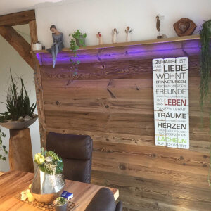 Wandverkleidung aus sonnenverbrannten Altholzplatten