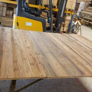 Altholzplatte mit sonnenverbrannter Oberfläche