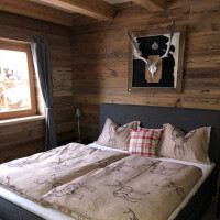 Schlafzimmer Wandverkleidung aus Altholz Dreischichtplatte sonnenverbrannt