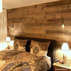 Schlafzimmerwand mit sonnenverbrannten Holz Bretter