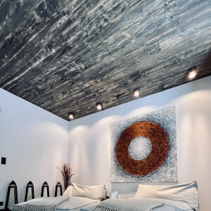 Altholz graue Bretter als Deckenverkleidung im Schlafzimmer