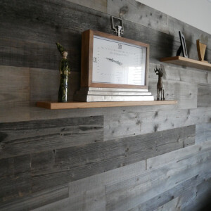 Grau Altholzpaneele als Wandverkleidung im Wohnzimmer