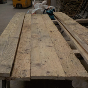 Produktion von rustikalen Altholz Bretter