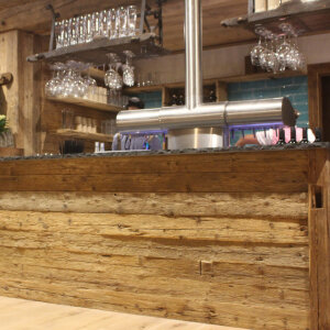 Bar verkleidet mit rustikalen Altholzbretter