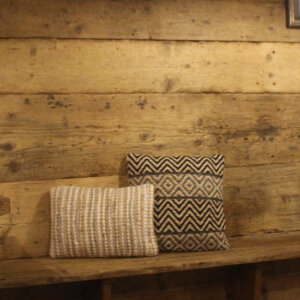 Altholzbretter als rustikale Wandverkleidung