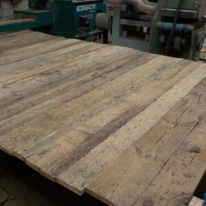 rustikale Altholz Bodenbretter in der Produktion