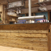 Bar verkleidet mit rustikalen Altholzbretter