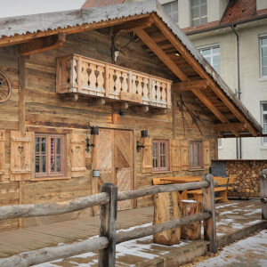 Rustikale Almhuette mit Aussenfassade aus echten Altholz Eichen Bretter