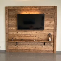 Holz TV Wand Bausatz mit gehackten Bretter und Altholz Balken