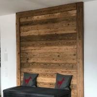 Wohnzimmerwand Altholz Bausatz mit Altholz Brettern und alten Holz Balken