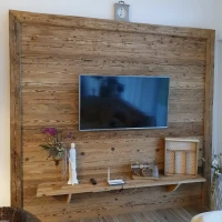 TV Wand gefertigt aus handgehacktem Altholz Bretter und Balken