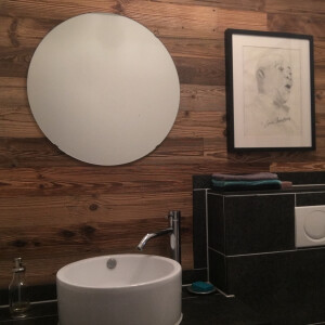 Altholz Lamellen verbaut als Wandverkleidung im Badezimmer