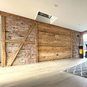 Vintage Holzverkleidung aus Altholz an der Wand