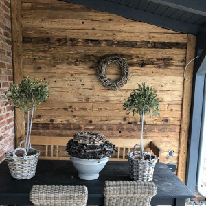 Wintergarten mit rustikaler Holzverkleidung Wand