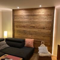 Altholz im Wohnzimmer - rustikale Holzverkleidung