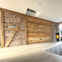 Vintage Holzverkleidung aus Altholz an der Wand