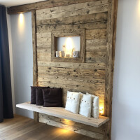 Sitzecke mit Vintage Holzverkleidung