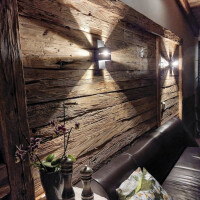 Extra rustikale Holzverkleidung mit Lichtakzenten