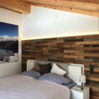 Schlafzimmerwand aus 3D-Streifen sonnenverbranntes Altholz
