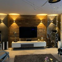 Wohnzimmer TV-Wand aus Eichenbretter und Altholzbalken